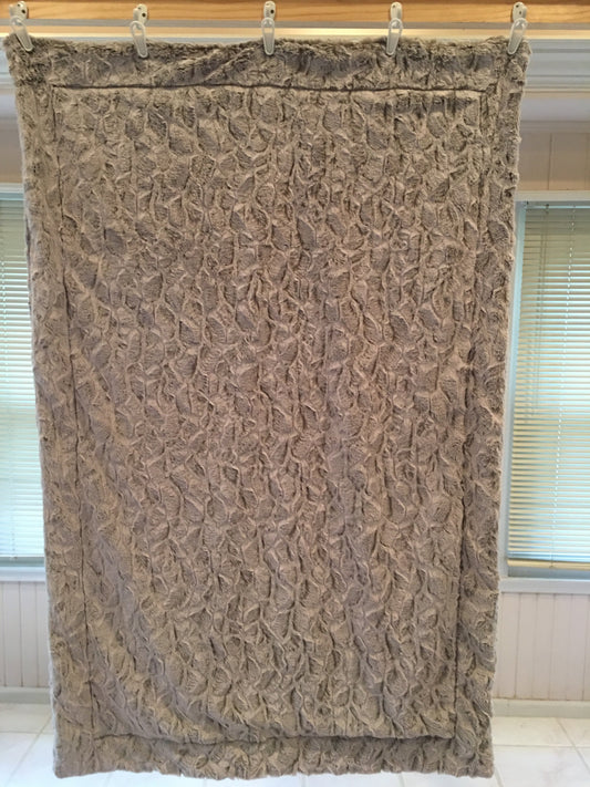 Bella Tip Dye Silver on Luxe Cuddle Silver Hide