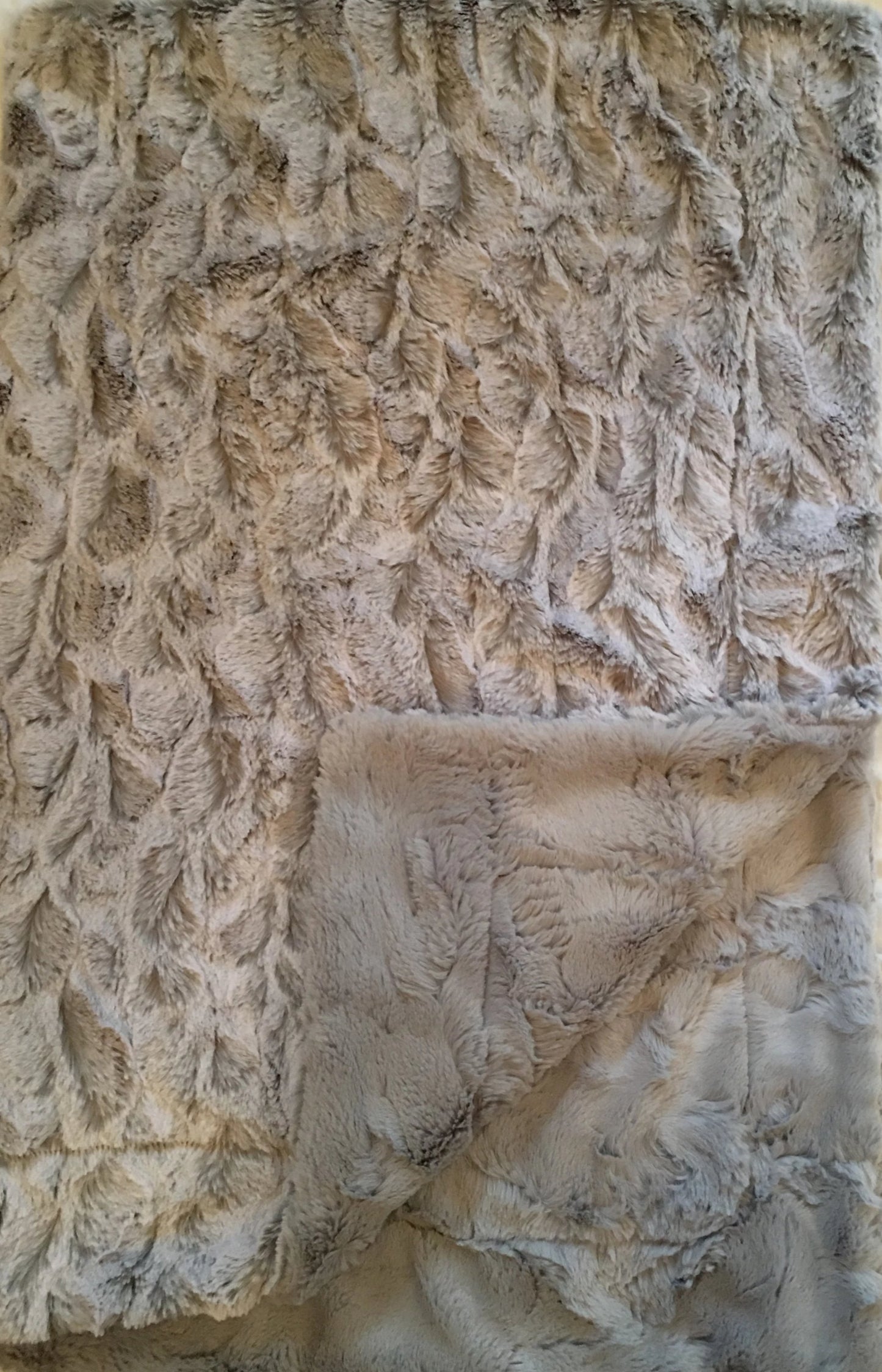  Bella Tip Dye Silver on Luxe Cuddle Silver Hide