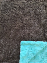Load image into Gallery viewer, Luxe Cuddle Luna in Aruba on Luxe Cuddle Marble Cocoa